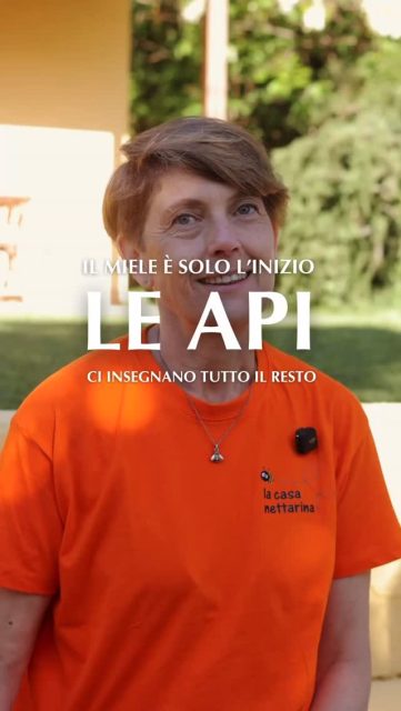 𝐈𝐥 𝐦𝐢𝐞𝐥𝐞 𝐞̀ 𝐬𝐨𝐥𝐨 𝐥'𝐢𝐧𝐢𝐳𝐢𝐨. 🍯 
Le api ti insegnano tutto il resto.

In una delle Mielerie d'Italia Beatrice di @lacasanettarina ha scelto di dedicarsi alla didattica delle api, spiegando ai più piccoli il mondo di questi insetti sorprendenti. 
Lei stessa non ha finito di sorprendersi a contatto con le api.
𝐂𝐨𝐨𝐩𝐞𝐫𝐚𝐳𝐢𝐨𝐧𝐞, 𝐝𝐞𝐝𝐢𝐳𝐢𝐨𝐧𝐞, 𝐨𝐫𝐠𝐚𝐧𝐢𝐳𝐳𝐚𝐳𝐢𝐨𝐧𝐞. 𝐎𝐠𝐧𝐢 𝐚𝐥𝐯𝐞𝐚𝐫𝐞 𝐞̀ 𝐮𝐧𝐚 𝐥𝐞𝐳𝐢𝐨𝐧𝐞 𝐜𝐡𝐞 𝐢 𝐛𝐚𝐦𝐛𝐢𝐧𝐢 𝐩𝐨𝐫𝐭𝐚𝐧𝐨 𝐚 𝐜𝐚𝐬𝐚 𝐞 𝐮𝐬𝐚𝐧𝐨 𝐧𝐞𝐥𝐥𝐚 𝐯𝐢𝐭𝐚. 

Non servono metafore: le api sono già l'esempio perfetto.
Laura lo vede nei suoi figli. Qualcosa è cambiato da quando hanno incontrato le api. Nel modo in cui osservano, nel modo in cui ragionano.

Due voci, una certezza: le api non ti insegnano solo un mestiere. Ti insegnano come stare al mondo.

🐝 𝐃𝐨𝐦𝐞𝐧𝐢𝐜𝐚 𝟏𝟕 𝐦𝐚𝐠𝐠𝐢𝐨 𝐥𝐞 𝐌𝐢𝐞𝐥𝐞𝐫𝐢𝐞 𝐚𝐩𝐫𝐨𝐧𝐨 𝐥𝐞 𝐩𝐨𝐫𝐭𝐞.

Vieni a scoprirle di persona. 
📍 Trova la mieleria più vicina a te sulla mappa di Mielerie Aperte → LINK IN BIO

Alcune Mielerie sono già sold out! Prima di raggiungerle assicurati che ti possano accogliere: consulta i loro profili online (li trovi sulla mappa).

Mielerie Aperte è un progetto UNAAPI cofinanziato dall'Unione Europea e dal MASAF.
 
#miele #unaapi #mielerieaperte #17maggio #eventi gusto dolcegusto tourlife saporiautentici gite territorio  apicoltura