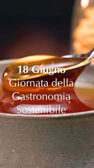 🍯 La sostenibilità può iniziare da un cucchiaino.

Quando scegli un miele di prossimità non stai scegliendo soltanto un sapore.

Stai scegliendo di conoscere da dove arriva ciò che mangi.
Di dare valore a un territorio.
Di sostenere chi si prende cura delle api e dei paesaggi che attraversiamo ogni giorno.

Ogni miele racconta una fioritura, una stagione, un ecosistema.
Per questo non esistono mieli uguali: esistono luoghi, biodiversità e persone che li rendono possibili.

Nella Giornata Mondiale della Gastronomia Sostenibile promossa dalla @fao  celebriamo una scelta semplice ma importante: portare in tavola prodotti che abbiano una storia, un'origine e una relazione autentica con il territorio.

🍯 E tu, conosci cosa c'è dietro il tuo miele preferito?

Mielerie Aperte è un progetto @unaapi_ cofinanziato dall'Unione Europea e dal MASAF.

#GastronomiaSostenibile #MielerieAperte #Biodiversità #Api #Territorio #ScegliLocale
